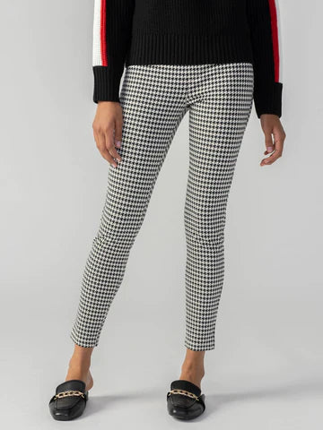 Runway leggings in a classic houndstooth pattern.